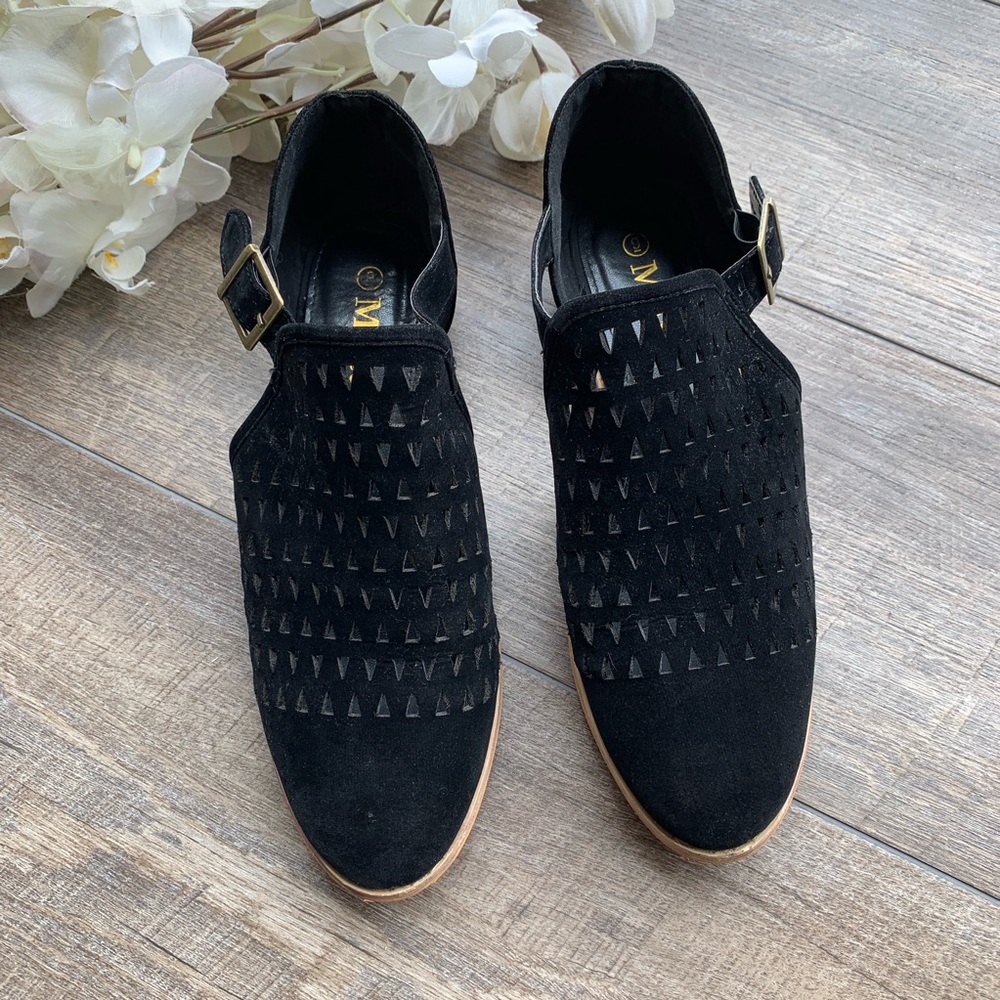 Mata Black Open Side Shoes